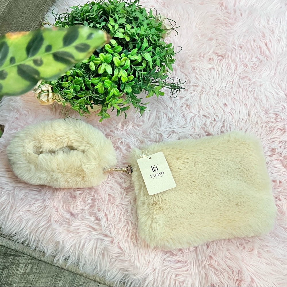 Fadivo Boutique NWT Cream Faux Fur Wristlet‎ Wallet Clutch Removable Wrist Strap